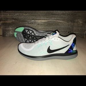 NWT !!! NIKE FLEX RUN 2017 !!  BLACK and COOL GRAY